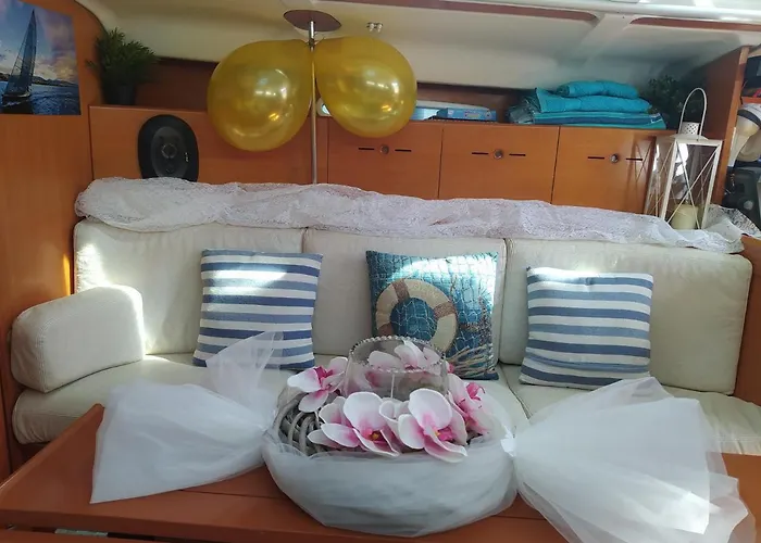 Cleopatra Boat Corfu Botel *