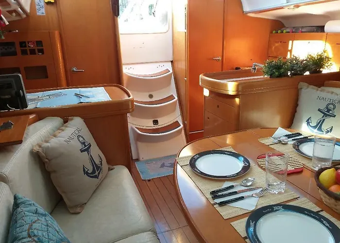 Cleopatra Boat Corfu Botel *