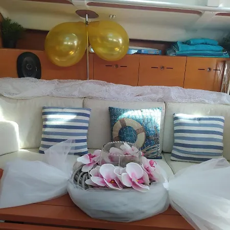 Cleopatra Boat Corfu 船屋 *