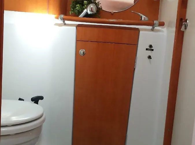 Cleopatra Boat Corfu 船上ホテル *