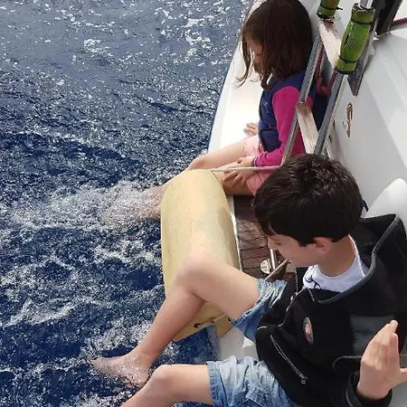 Cleopatra Boat Corfu ספינת מלון