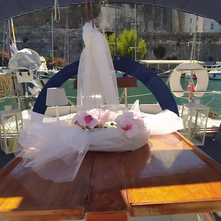 Cleopatra Boat Corfu ספינת מלון