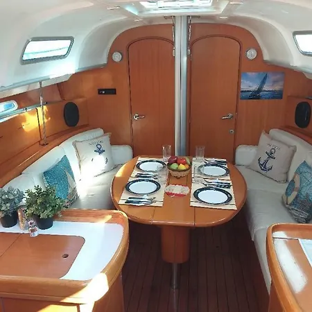 ספינת מלון Cleopatra Boat Corfu *