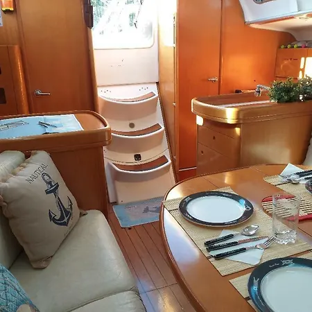 Cleopatra Boat Corfu ספינת מלון *