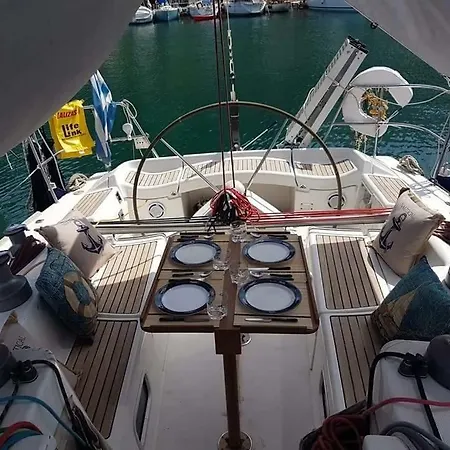 Cleopatra Boat Corfu ספינת מלון *