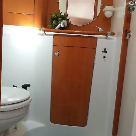 Cleopatra Boat Corfu ספינת מלון *